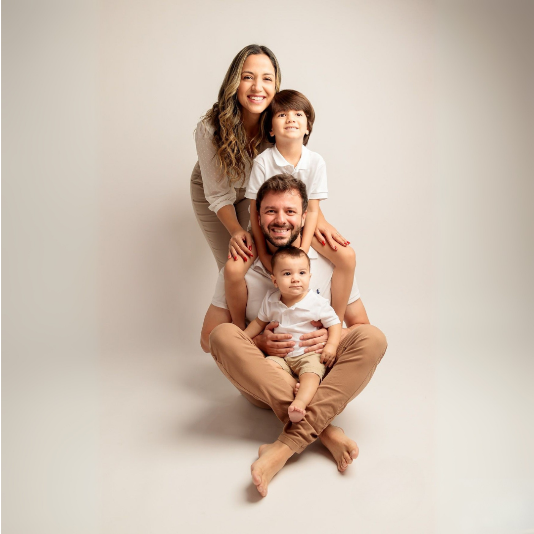 Família comemorando a conquista do imóvel